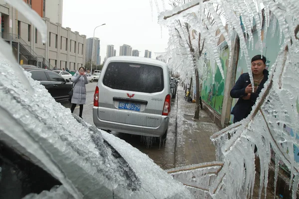 Des Résidents Locaux Prennent Des Photos Une Voiture Gelée Immobilière — Photo