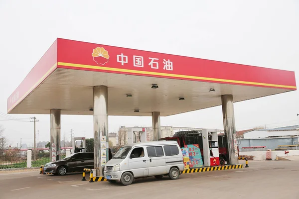 Plik Samochody Tankować Stacji Benzynowej Cnpc China National Petroleum Corporation — Zdjęcie stockowe