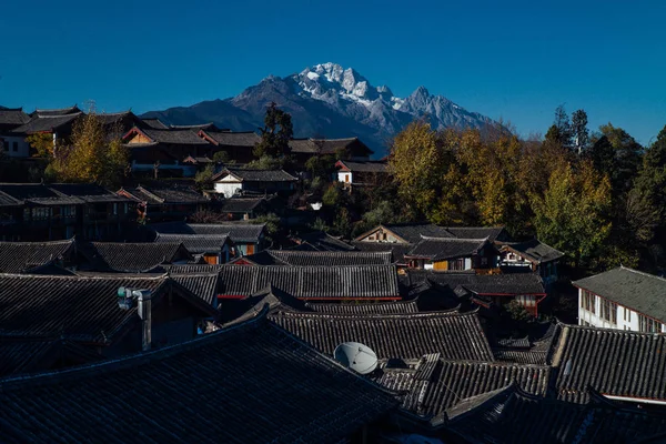 Landschaft Alter Gebäude Gegen Den Jadedrachen Schneeberg Yulong Snow Mountain — Stockfoto