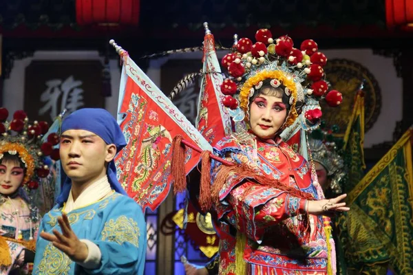 Artistas Chinos Ópera Sichuan Actúan Durante Espectáculo Escenario Ciudad Chengdu —  Fotos de Stock