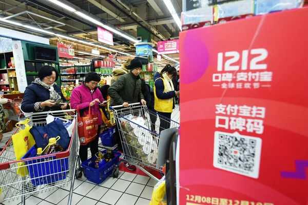 Chinese Customers Queue Pay Purchases Coupons Got Mobile App Alibaba — Stock Photo, Image