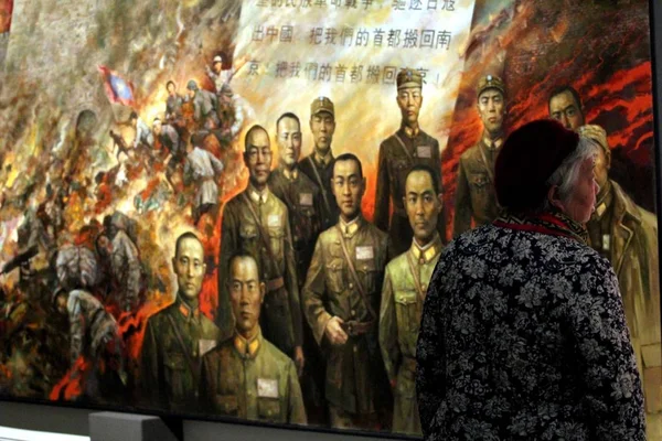 Gość Patrzy Malarstwo Olejowe Upamiętnienie Masakry Nanjing Wyświetlaczu Muzeum Sztuki — Zdjęcie stockowe