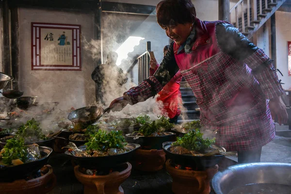 Uno Chef Prepara Piatti Lungo Banchetto Tavola Nella Contea Ningguo — Foto Stock