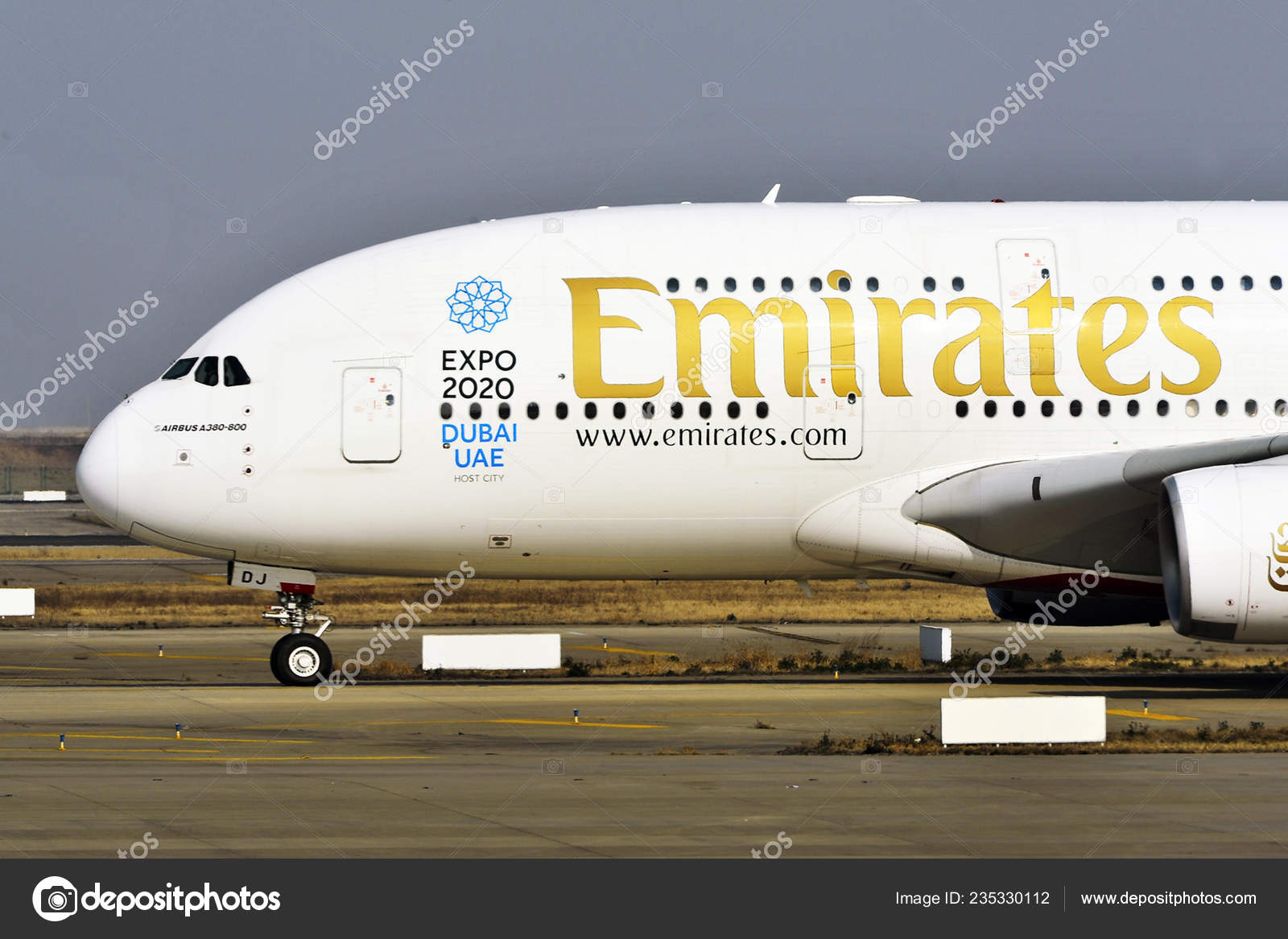 2017年3月14日阿联酋航空一架空客A380 800大型客机在中国上海浦东国际机场起飞—— 库存社论照片© IC Photo #235330112