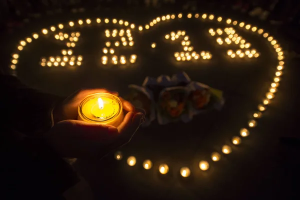 2017年12月12日 在中国东部江苏省南京市东南大学校园 中国学生在烛光守夜中点燃蜡烛 悼念南京大屠杀遇难者 — 图库照片