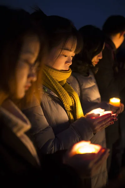 Estudiantes Chinos Sostienen Velas Durante Una Vigilia Velas Para Llorar — Foto de Stock