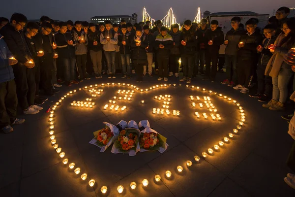 Estudiantes Chinos Sostienen Velas Durante Una Vigilia Velas Para Llorar — Foto de Stock