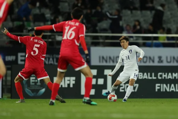 Yohan Rätt Sydkorea Sparkar Bollen Göra Mot Spelare Nordkorea Den — Stockfoto