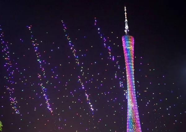 無人偵察機や Uav 無人航空機 2017 日東中国広東省広州市で 2017 フォーチュン グローバル フォーラム夜をマークする照らされたカントン タワーの前の空を明るくするリモコン — ストック写真
