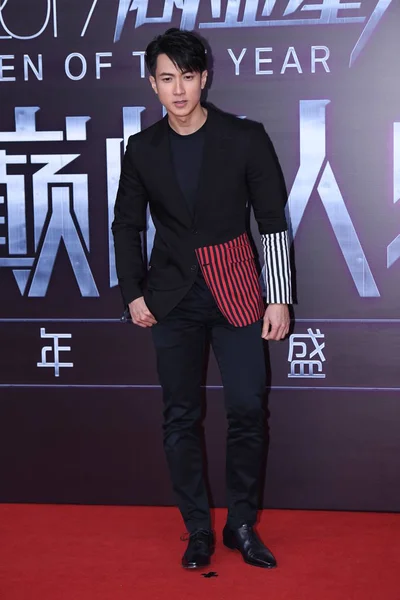 ブルネイの歌手および俳優呉春を提起彼は北京 中国の今年の 2017 バザール男性のため 2017 日レッド カーペットに到着 — ストック写真