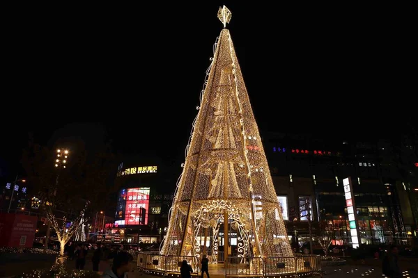 Вид Метрову Ялинку Прикрашену Золотими Світлодіоди Перед Vanke Mall Районі — стокове фото