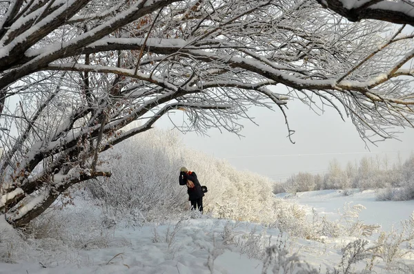 Een Toerist Neemt Foto Van Sneeuw Door Rivier Zhadun Yakeshi — Stockfoto