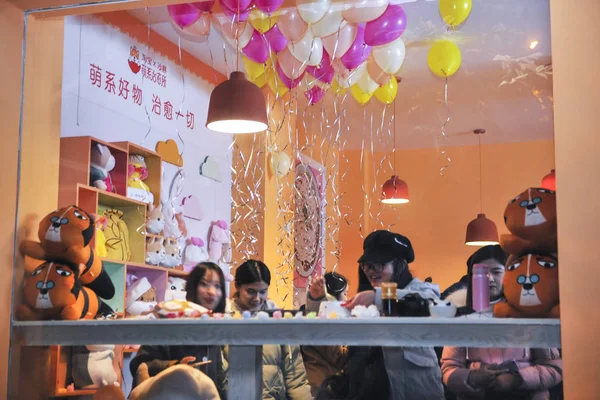 Клієнти Зображені Одному Ресторану Shaxian Делікатеси Милий Мультфільм Стилі Перетворені — стокове фото
