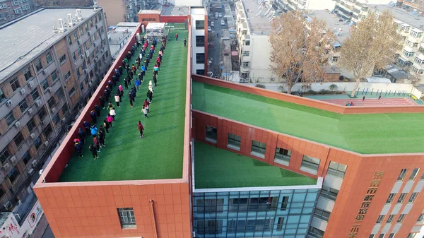 Uczniów Klasie Szóstej Ćwiczyć Gimnastykę Dachu Budynku Szkoły Podstawowej Nan — Zdjęcie stockowe