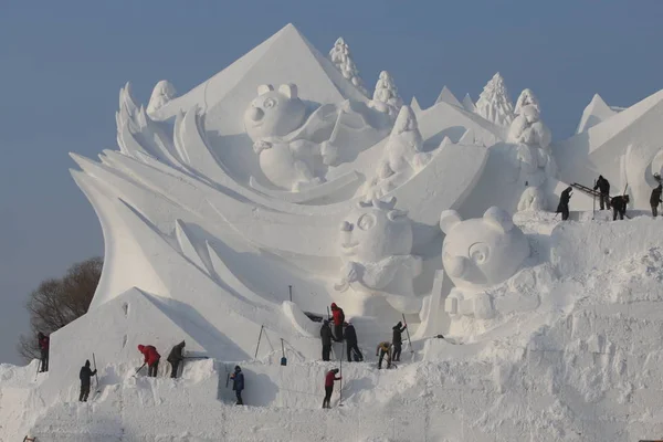 Artyści Rzeźbić 300 Metrowy Głównej Rzeźby Śniegu Snow Song Zimowe — Zdjęcie stockowe