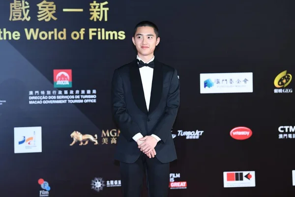 韓国の歌手および俳優慶 彼の段階名前 でよく知られている 2017 国際映画祭 賞のマカオ 中国の赤いカーペットの上を到着のグループ Exo ポーズとして南朝鮮の少年の — ストック写真