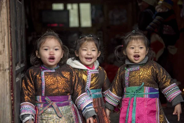 Niños Minoría Étnica Dong Vestidos Con Ropa Tradicional Cantan Grandes — Foto de Stock