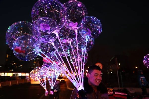 Homem Chinês Detém Balões Led Durante Festival Blue Harbour Lights — Fotografia de Stock