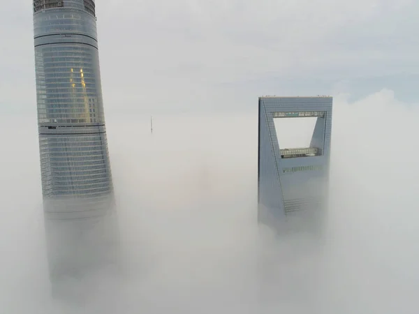 Шанхай Башта Найвищою Шанхайський Всесвітній Фінансовий Центр Оповиті Сильному Тумані — стокове фото
