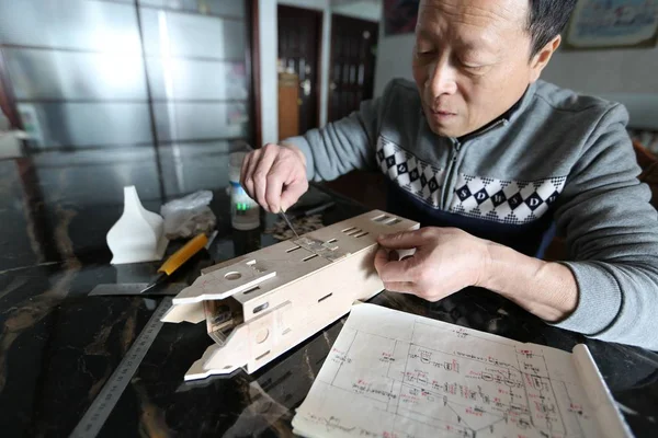 Китайский Пожилой Человек Цзи Чжутун Создает Миниатюру Старых Зданий Циндао — стоковое фото