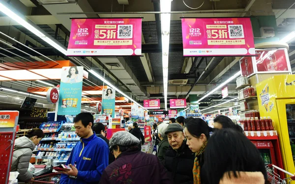 Chinese Customers Queue Pay Purchases Coupons Got Mobile App Alibaba — Stock Photo, Image