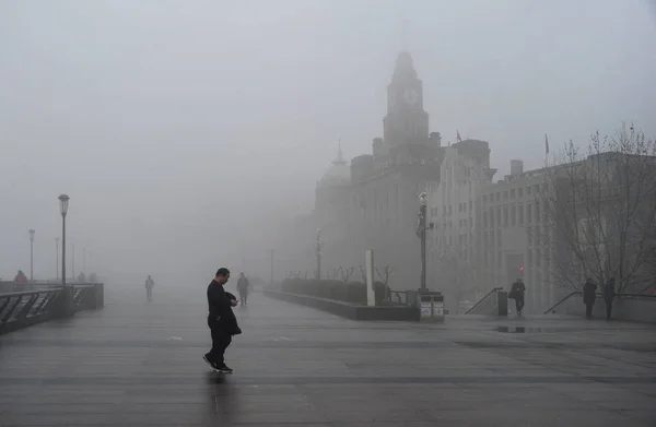 Пішоходи Ходять Набережній Бунду Вздовж Річки Хуанпу Тяжкому Тумані Puxi — стокове фото