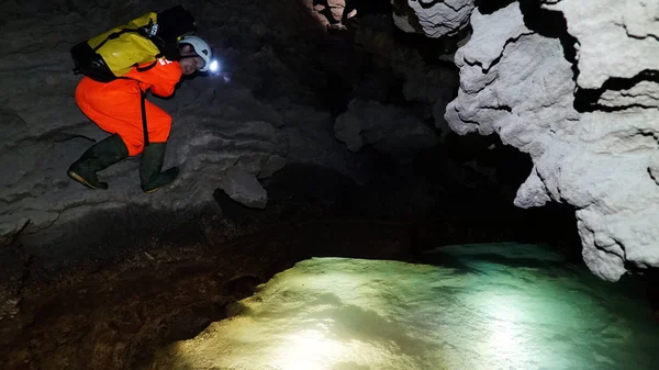 Miembro Del Equipo Expedición China Francia Explora Una Cueva Distrito —  Fotos de Stock