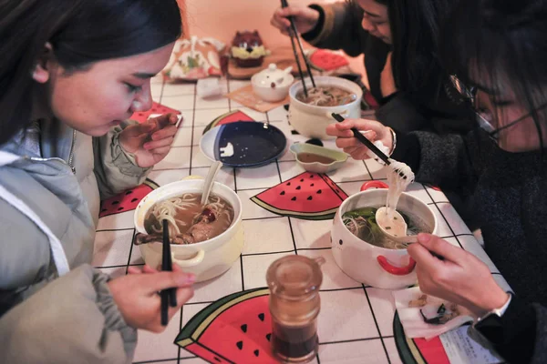 Kunden Werden Einem Der Shaxianischen Delikatessen Restaurants Niedlichen Cartoon Stil — Stockfoto