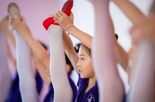 Las Niñas Chinas Asisten Una Clase Baile Durante Las Vacaciones —  Fotos de Stock