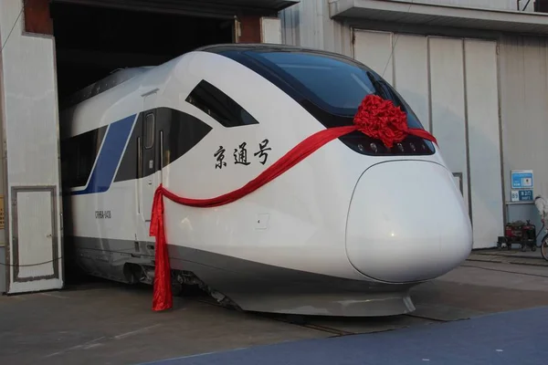 北京の補助市中心線を提供するために Crh6A 型のインターシティ エレクトリック マルチユニットの高速列車は 東シナの山東省 青島市に描かれています 月2017 — ストック写真