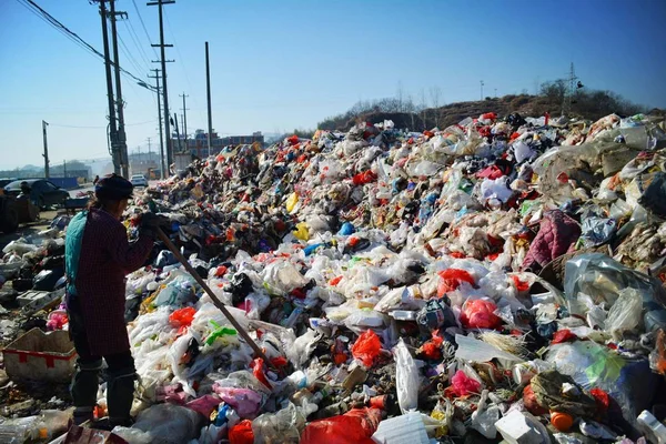 Ein Anwohner Sortiert Müllberge Nachdem Der Erste Schnee Der Stadt — Stockfoto