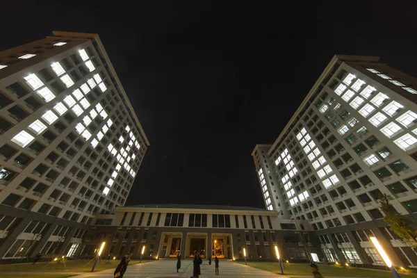 Budovy Společné Ložnici Jsou Osvětleny Vytvářejí Čínské Postavy Ping Znamenající — Stock fotografie