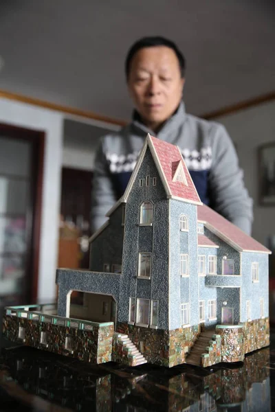 2018年1月14日 中国老人纪周通在中国东部山东省青岛市的家中 用贝壳和木头建造了青岛老建筑的一个缩影 — 图库照片