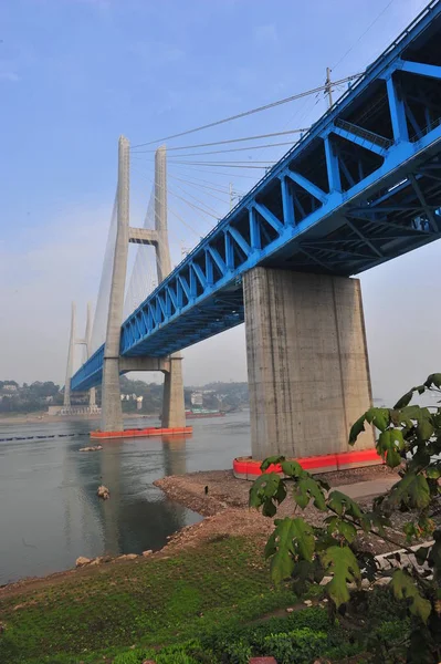 Die Zweistöckige Stahlfachwerk Schrägseilbahnbrücke Die Neu Gebaute Baishatuo Yangtze Eisenbahnbrücke — Stockfoto