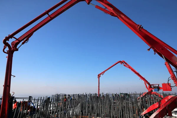 Китайские Рабочие Трудятся Вершине Главного Пирса Самого Длинного Мире Кабельного — стоковое фото
