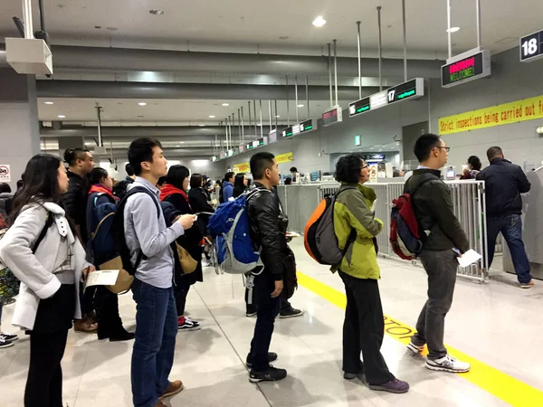 Китайські Туристи Проходять Імміграції Після Прибуття Аеропорт Осаці Японія Лютого — стокове фото