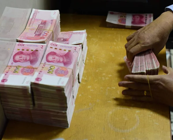 Китайський Чиновник Підраховує Банкноти Юанів Юанів Єни Банк Qionghai Південному — стокове фото