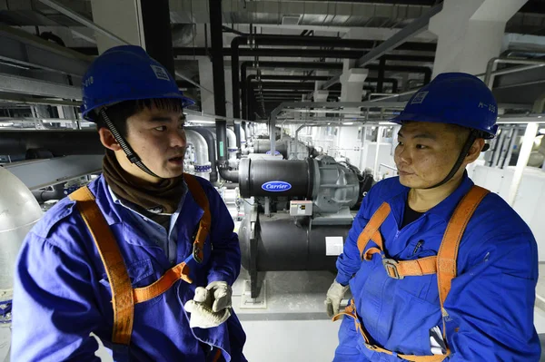 中国の労働者は 西陽市の西安陽8 6世代液晶パネル生産ラインプロジェクトのための西陽ハイテク産業開発区で働きます — ストック写真