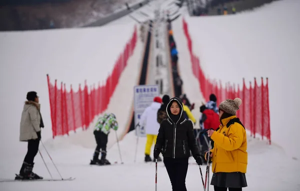 Students Northeastern University Take Part Skiing Lesson Baiqingzhai Ski Resort — стоковое фото