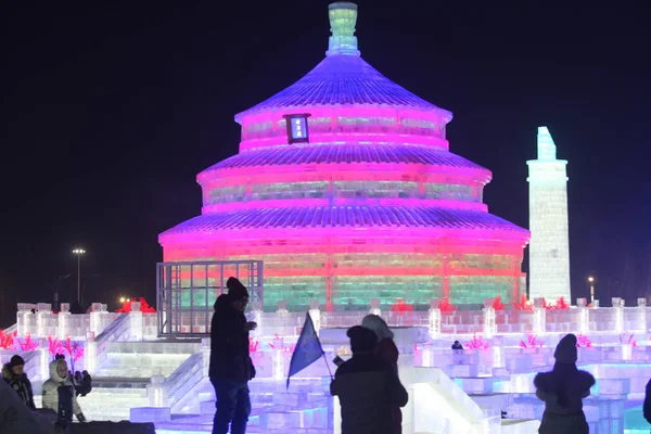 Turistas Olham Para Esculturas Gelo Iluminadas Xix Harbin Ice Snow — Fotografia de Stock