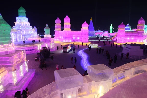 Los Turistas Observan Las Esculturas Hielo Iluminadas 19º Harbin Ice — Foto de Stock