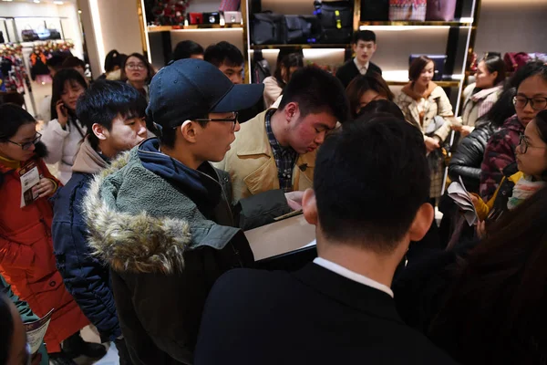 Chinese Customers Wait Hour Queue Winter Cold Buy Luxuries Due — 图库照片
