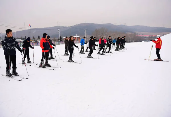 Estudiantes Northeastern University Participan Una Clase Esquí Estación Esquí Baiqingzhai — Foto de Stock