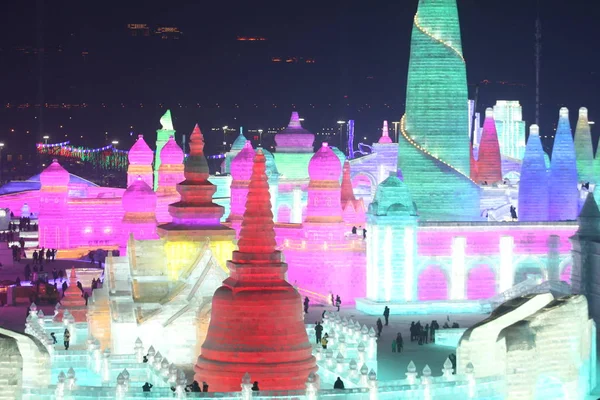 Los Turistas Observan Las Esculturas Hielo Iluminadas 19º Harbin Ice — Foto de Stock