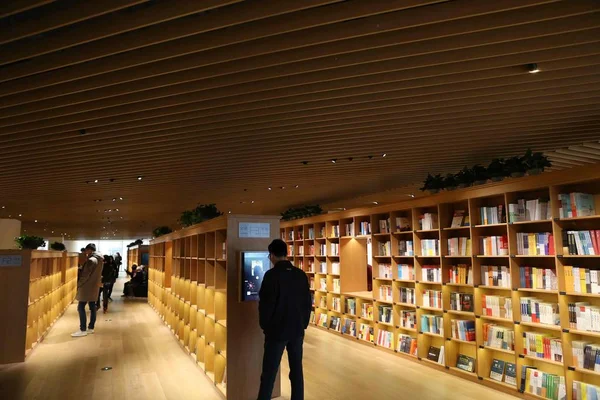 Klienci Czytali Książki Oddziale Xinhua Bookstore Będącej Własnością Państwa Największego — Zdjęcie stockowe