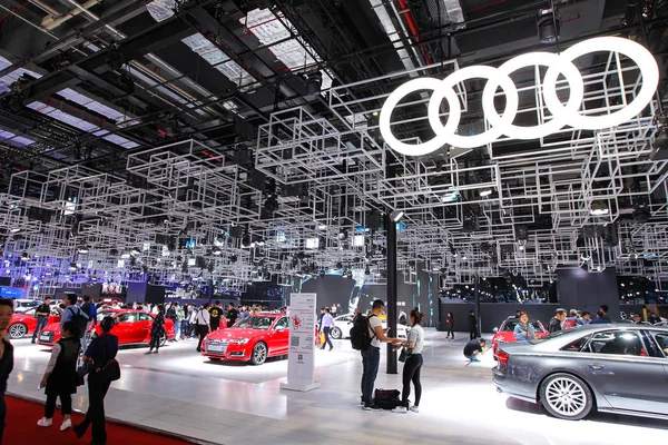 Люди Посещают Стенд Audi Шанхайской Международной Выставке Автомобильной Промышленности Известной — стоковое фото