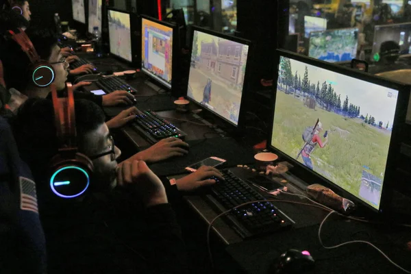 Молоді Китайські Гравці Змагаються Матчі Battlegrounds Відео Ігри Playerunknown Pubg — стокове фото