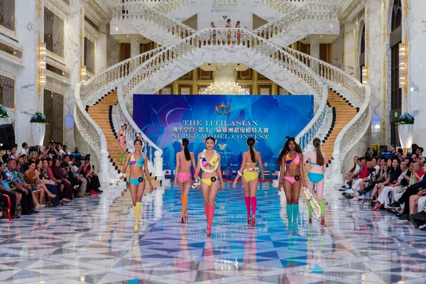 Los Concursantes Exhiben Creaciones Durante 11º Concurso Supermodelos Asiáticas Palacio —  Fotos de Stock