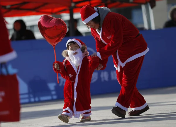 2017年12月17日 在中国东北辽宁省沈阳市 圣诞老人 服装的与会者参加了即将到来的圣诞节的2017年圣诞老人跑步活动 — 图库照片