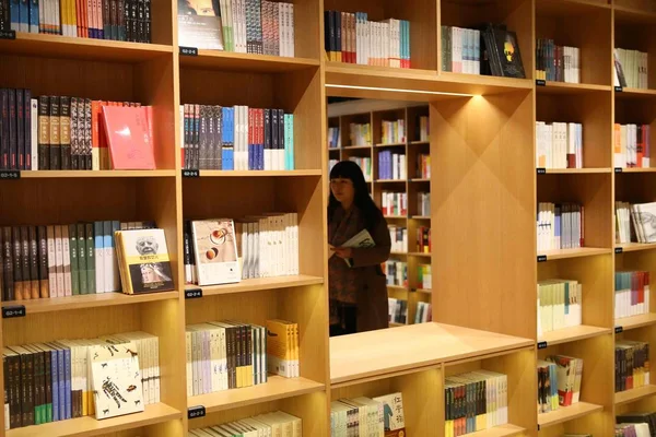 Cliente Lee Libros Una Sucursal Xinhua Bookstore Cadena Librerías Más —  Fotos de Stock